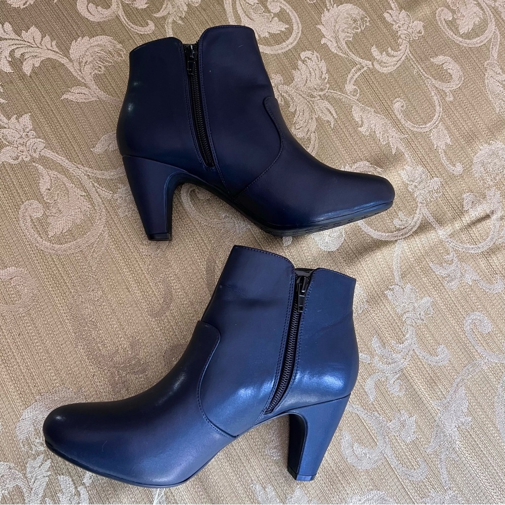 Womenโs booties zip up size 7W Easy Spirit Anti Gravity dark navy vegan - Picture 4 of 9